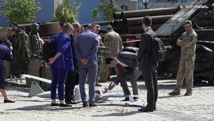 معرض في كييف لغنائم الحرب ضد روسيا: أسلحة مختلفة بينها مدرعات وصواريخ بالستية