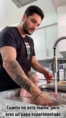 Pai lava filho e loiça ao mesmo tempo. Vídeo está a dividir opiniões