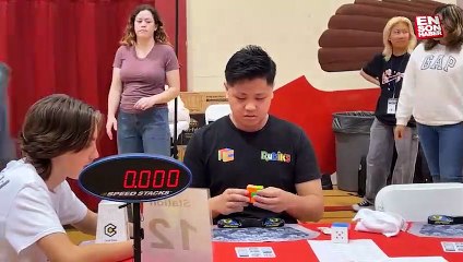 ABD’li genç, Rubik Küpü’nü 3.13 saniyede çözerek rekor kırdı