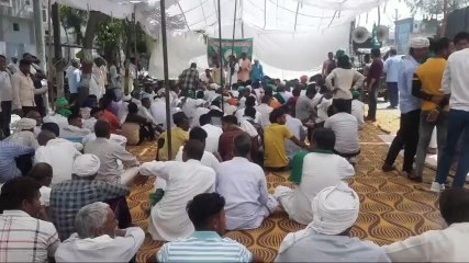 सहारनपुर: कमिश्नर कार्यालय के बाहर विभिन्न मांगों को लेकर धरने पर बैठे किसान