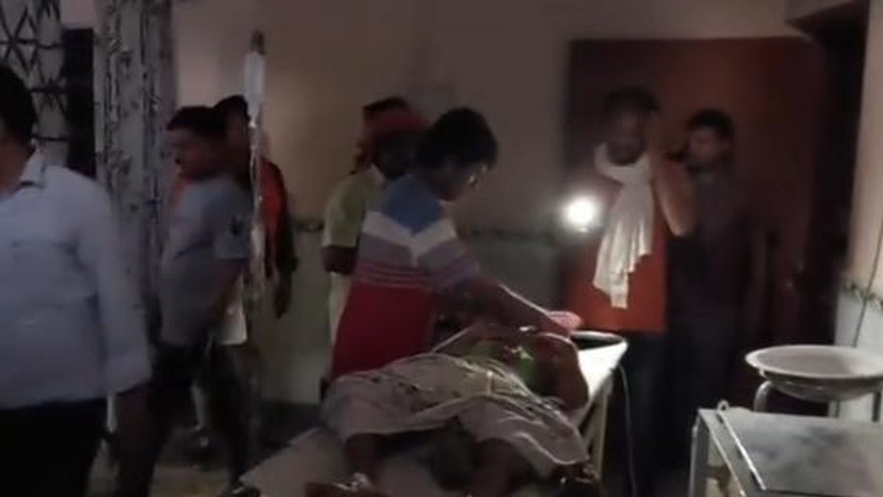 ब्रेकिंग: स्वास्थ्य मंत्री के गृह जिले में टॉर्च की रोशनी में हो रहा मरीजों का इलाज, देखें वीडियो