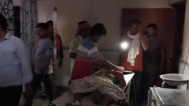 ब्रेकिंग: स्वास्थ्य मंत्री के गृह जिले में टॉर्च की रोशनी में हो रहा मरीजों का इलाज, देखें वीडियो