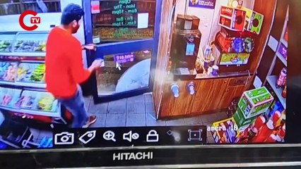 İngiltere'de soyguncu marketten kaçarken kepengin altına sıkıştı.