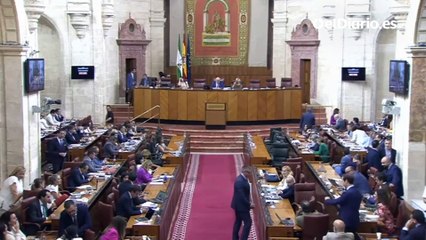 Un diputado pone la sintonía del NODO antes de la intervención del portavoz de Vox en el Parlamento andaluz