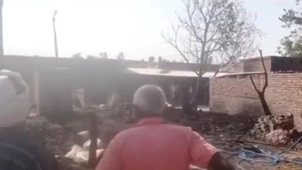 बलरामपुर: अज्ञात कारणों से गांव में लगी भीषण आग, दर्जनों झोपडियां जलकर हुई राख