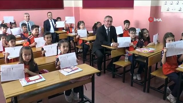 Depremzede Öğrenciler Karnelerini Alırken Öğretmenlerinin Elini Öptü