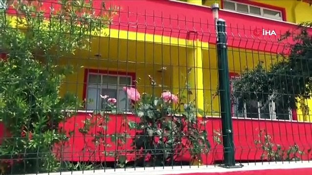 Galatasaray taraftarı evini şampiyonluk kutlaması için sarı-kırmızıya boyattı