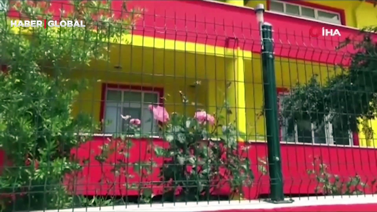 Takımı şampiyon olunca evini sarı-kırmızıya boyattı! Taraftarlar önünde durarak, fotoğraf çektiriyor