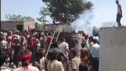 BREAKING: भीषण आग लगी में दर्जनभर घर जलकर राख, देखिए बर्बादी का भयानक मंजर