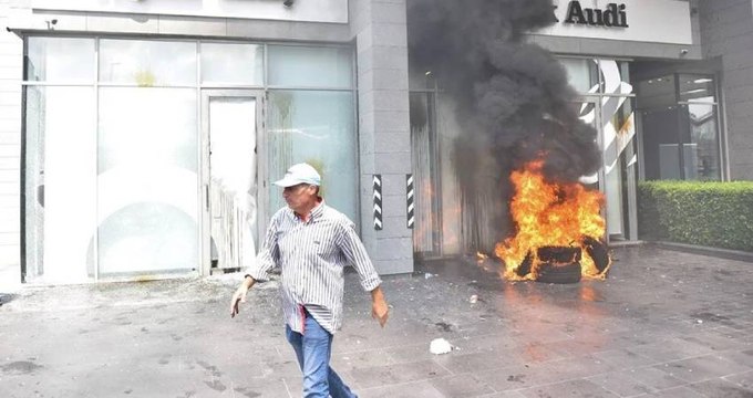 Lübnan'da ekonomik kriz | Paralarını çekemeyen mudiler banka şubelerini ateşe verdi