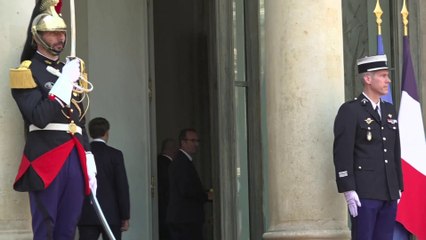 شاهد.. ولي العهد السعودي الأمير #محمد_بن_سلمان يلتقط صورا تذكارية مع #ماكرون بعد وصوله  إلى قصر الإليزيه #محمد_بن_سلمان_في_فرنسا  #العربية