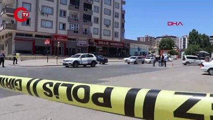 ÖNÜNÜ KESTİĞİ OTOMOBİLDEKİ BOŞANMA AŞAMASINDAKİ EŞİ İLE KAYINPEDERİNİ ÖLDÜRDÜ