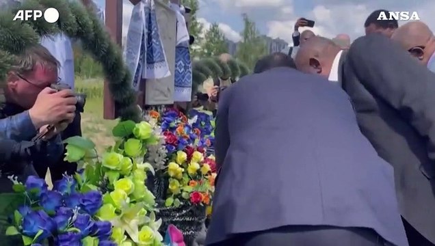 Ucraina, leader africani visitano fossa comune a Bucha