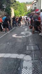 Une mamie à vélo se retrouve sur la même route que les champions pendant le Giro