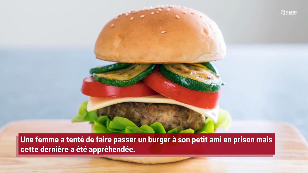 Une femme cache un burger dans sa culotte pour le donner à son petit ami en prison !