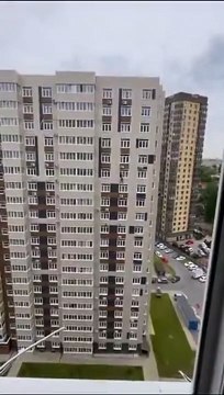 Installer l'air conditionné sur un gratte-ciel... vertigineux