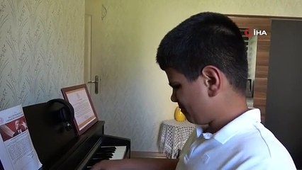Görme engelli Bager Çalışcı, karne sevincini piyanoda yaşadı