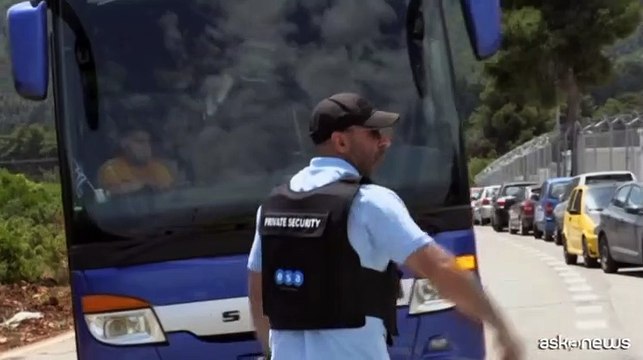 Migranti sopravvissuti al naufragio portati in un centro a Nord di Atene