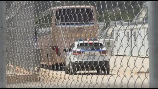 Migranti sopravvissuti al naufragio portati in un centro a Nord di Atene