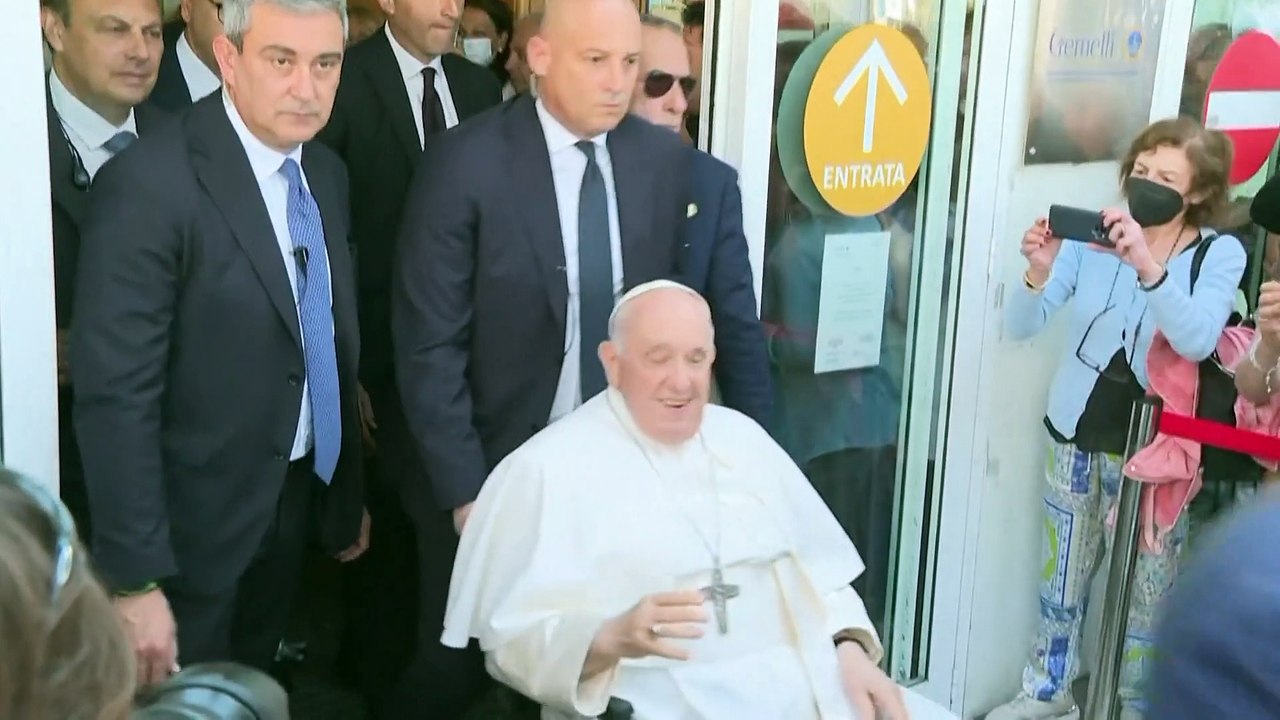 'Ich lebe noch', scherzt Papst Franziskus