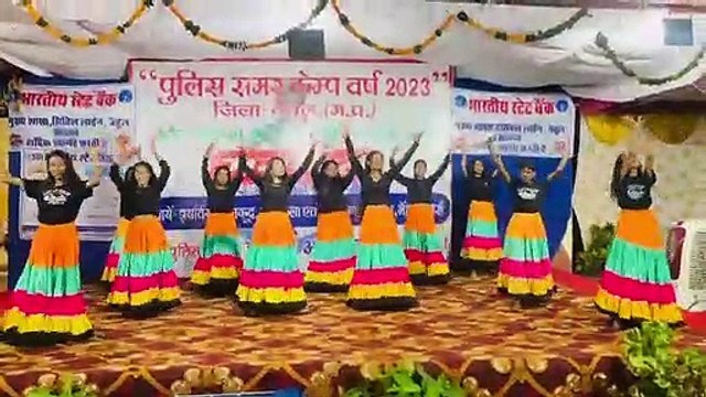 महिलाओं और बच्चों की सांस्कृतिक प्रस्तुति ने मन मोहा