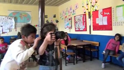 Köy Okulundaki Öğrencilerin Fotoğraf Makinesiyle İmtihanı