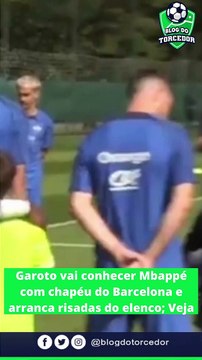 Garoto vai conhecer MBAPPÉ com chapéu do BARCELONA e arranca risadas do elenco; Veja