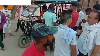 उन्नाव: सवारियों से भरा ई - रिक्शा पलटा, मची चीख पुकार
