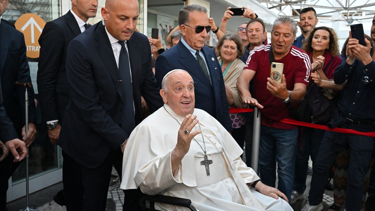 Papa Francisco recibe el alta médica tras cirugía abdominal: "Todavía vivo"