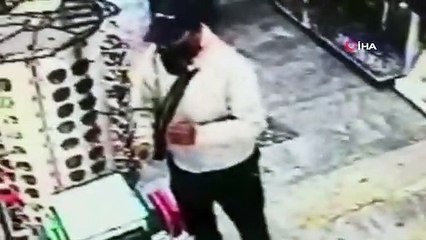 Gözlük hırsızının rahat tavırları kameralara yansıdı