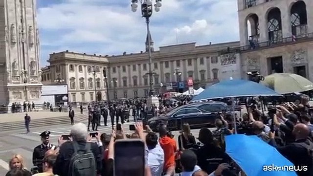 L'arrivo tra gli applausi del feretro di Berlusconi in piazza Duomo