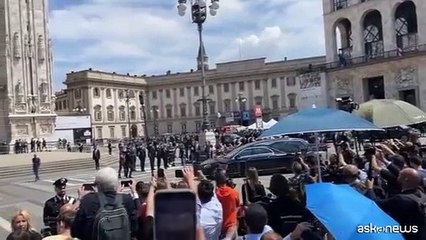 L'arrivo tra gli applausi del feretro di Berlusconi in piazza Duomo
