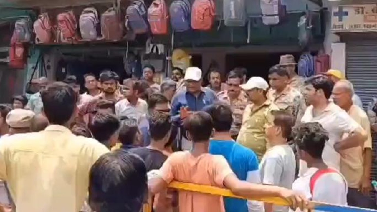 अलीगढ़: अतिक्रमण हटाओ अभियान के दौरान नगर निगम कर्मचारी और दुकानदारों में हुई झड़प