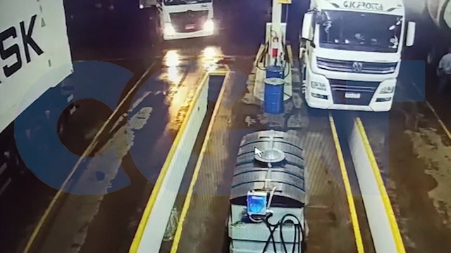 Veja momento em que caminhão cai em fosso de troca de óleo em posto de combustíveis na BR-277