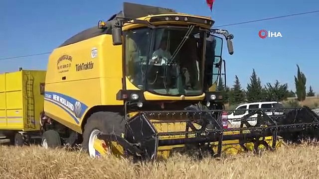 Şahinbey Belediye Başkanı Mehmet Tahmazoğlu, çiftçinin hasat sevincine ortak oldu