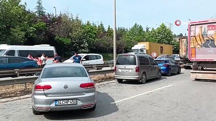 D-100'de hurda yüklü tır devrildi: Yol 3 saat kapalı kaldı