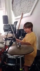 Esra Erol'un oğlu Ömer bateristliğe özendi