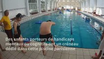 A Paris, des enfants atteints d'un handicap mental se jettent à l'eau