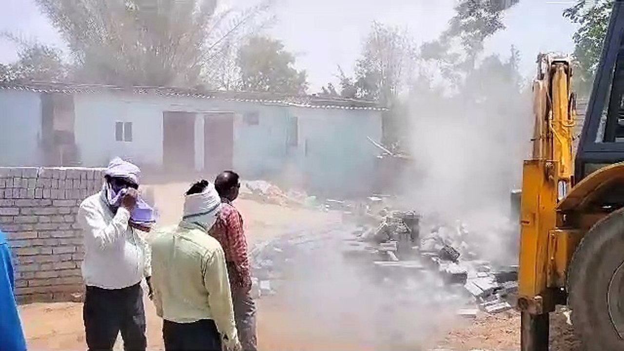 वार्ड नंबर 42 व 43 में सरकार जमीन पर अवैध अतिक्रमण के खिलाफ निगम ने की कार्रवाई