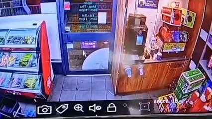 "¡Ya ni llorar es bueno!": Ladrón quedó atrapado en las cortinas de una tienda y se bebió una cerveza