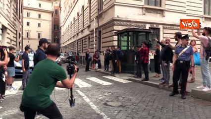 La Tesla bianca di Elon Musk lascia Palazzo Chigi e sfreccia verso Via del Tritone