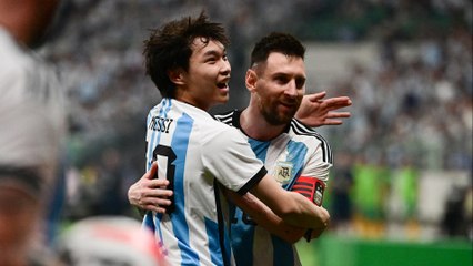 Messi enlacé par un fan en plein match contre l'Australie en Chine