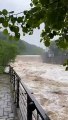 Šokantan snimak iz poplavljene Srbije: Kajakom se spuštao niz nabujalu rijeku