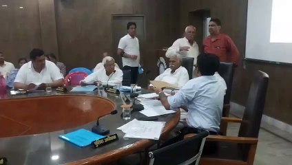 जिला परिषद सीईओ और प्रधान में तकरार