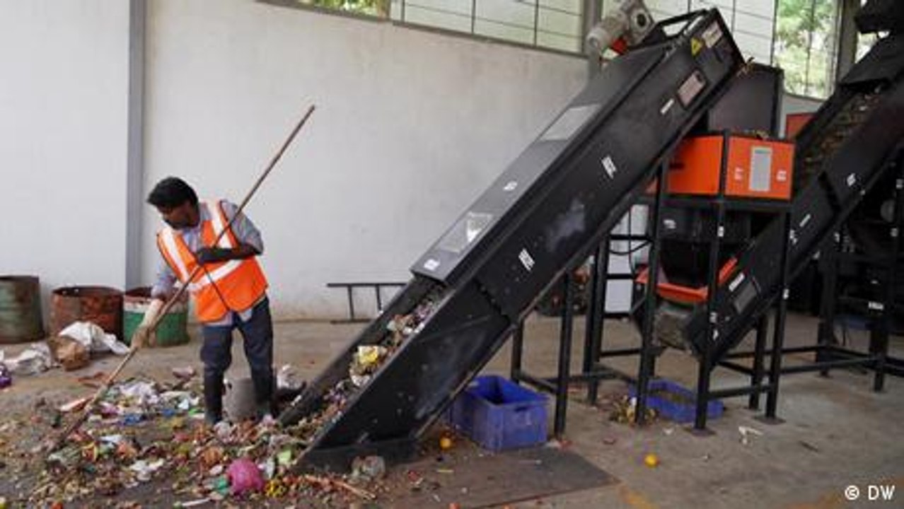 Wie eine Ingenieurin in Indien Plastik recycelt