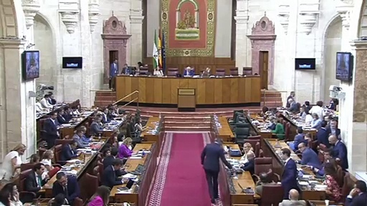 El presidente del Parlamento andaluz reprende al PSOE por burlarse de un diputado de Vox con la música del NODO
