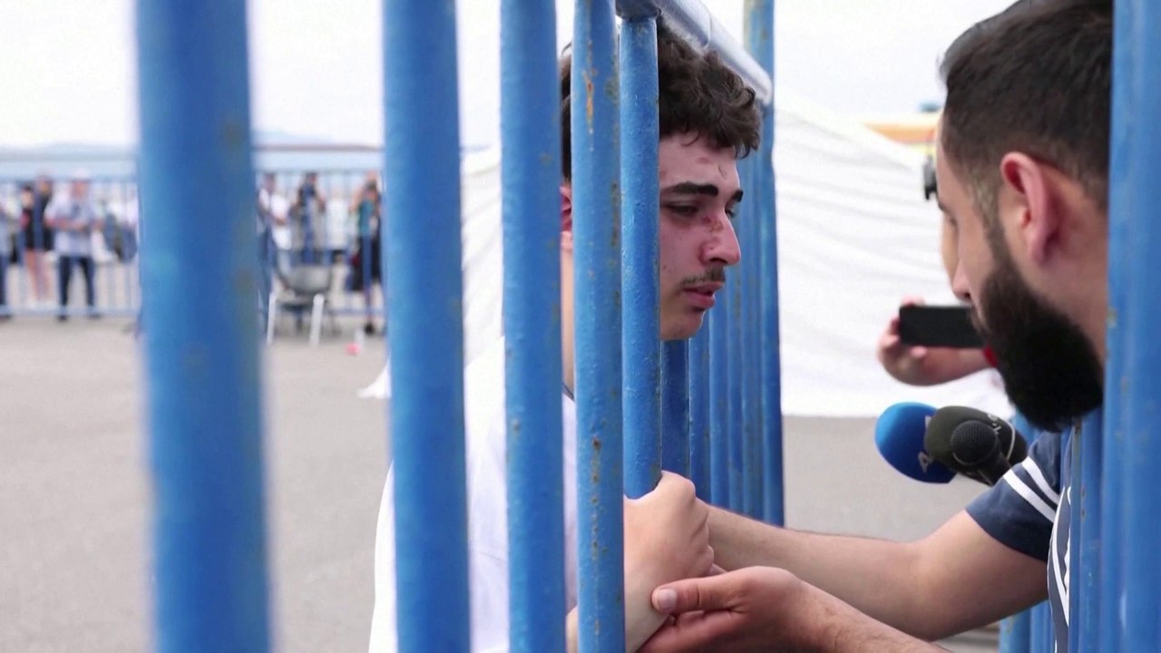 شاهد لحظة عثور شخص على شقيقه حياً بين الأموات بعدما نجا من قارب الموت