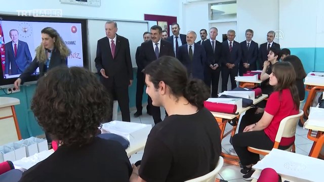 Cumhurbaşkanı Erdoğan Haydarpaşa Lisesi'nde karne dağıtım törenine katıldı