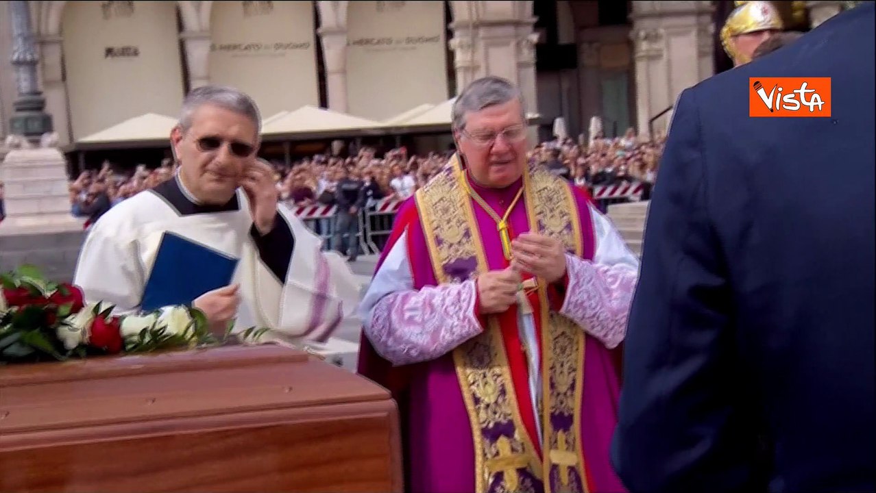 "Berlusconi uno di noi", il coro dei tifosi del Milan in Piazza Duomo al termine del funerale