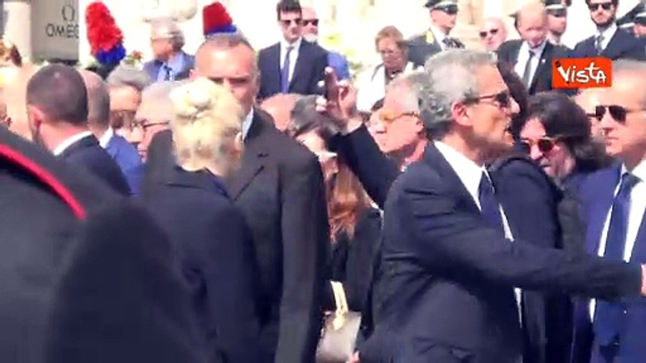 Marta Fascina visibilmente commossa al termine dei funerali di Silvio Berlusconi